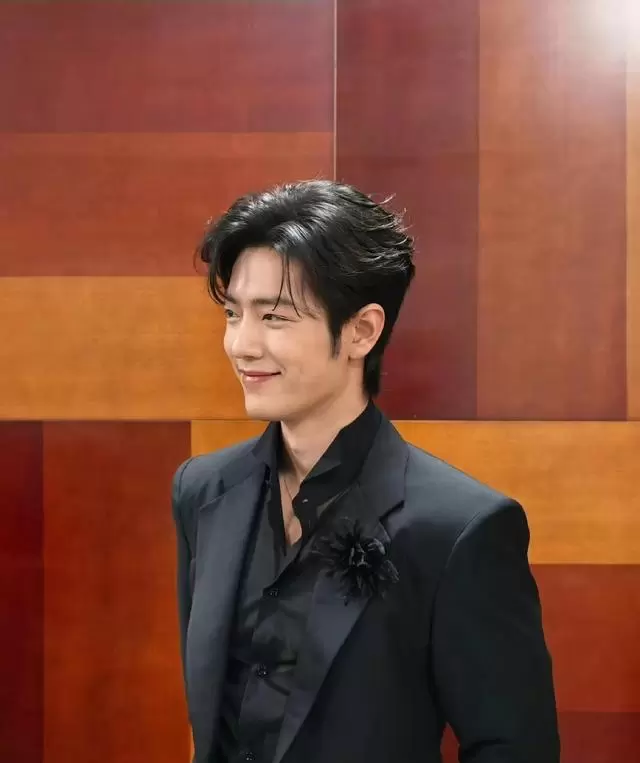 肖战亮相第33届北京大学生电影节红毯，与导演孔笙同框 | 资讯配图