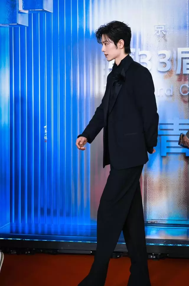 肖战亮相第33届北京大学生电影节红毯，与导演孔笙同框 | 现场图