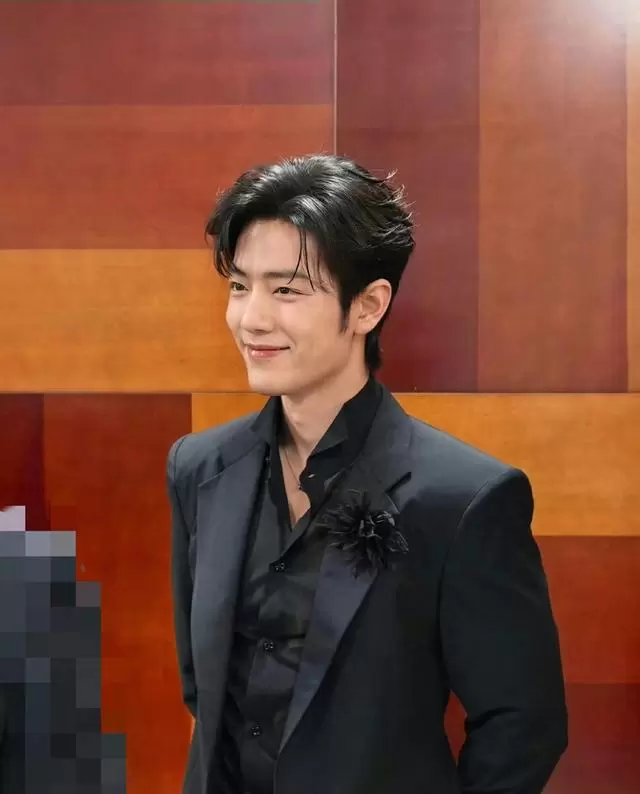 肖战亮相第33届北京大学生电影节红毯，与导演孔笙同框 | 情报图