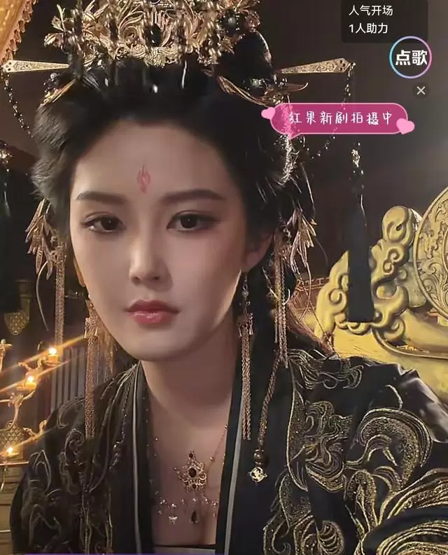 程儿出演短剧《穿书大反派2》饰黑化女帝萧令月 | 现场图 程儿出演短剧《穿书大反派2》饰黑化女帝萧令月 | 现场图