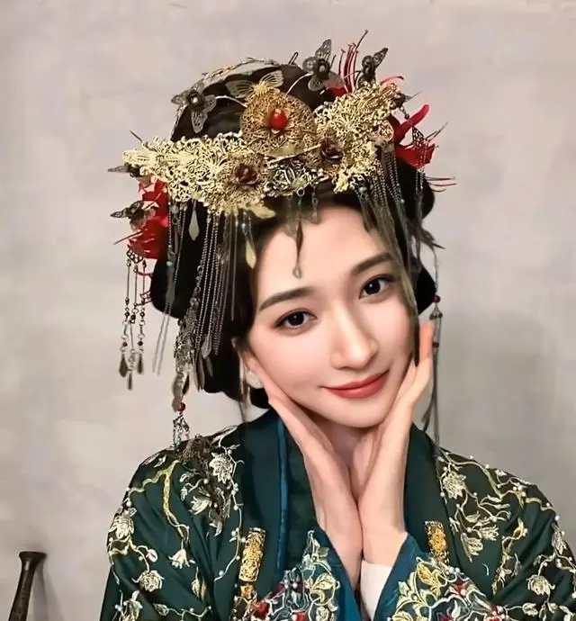 王格格主演《绾骨灯》横店开机，听花岛打造中式微恐志怪剧 | 现场图