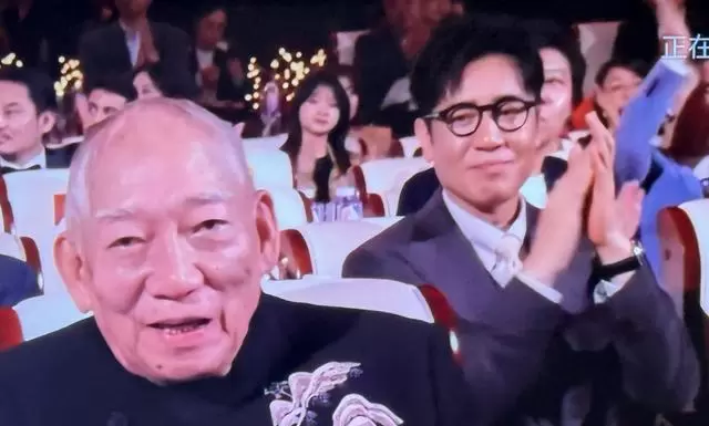 袁和平获北影节终身成就奖,张艺谋致敬于和伟鞠躬 | 现场图 袁和平获北影节终身成就奖,张艺谋致敬于和伟鞠躬 | 现场图