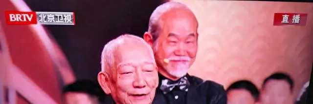 袁和平获北影节终身成就奖,张艺谋致敬于和伟鞠躬 | 情报图 袁和平获北影节终身成就奖,张艺谋致敬于和伟鞠躬 | 情报图