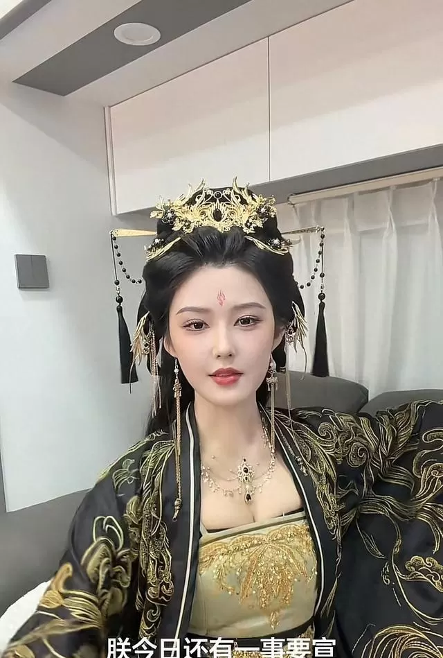 程儿出演短剧《穿书大反派2》饰黑化女帝萧令月 | 情报图 程儿出演短剧《穿书大反派2》饰黑化女帝萧令月 | 情报图