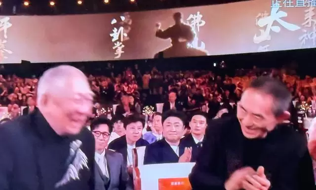 袁和平获北影节终身成就奖,张艺谋致敬于和伟鞠躬 | 资讯配图 袁和平获北影节终身成就奖,张艺谋致敬于和伟鞠躬 | 资讯配图
