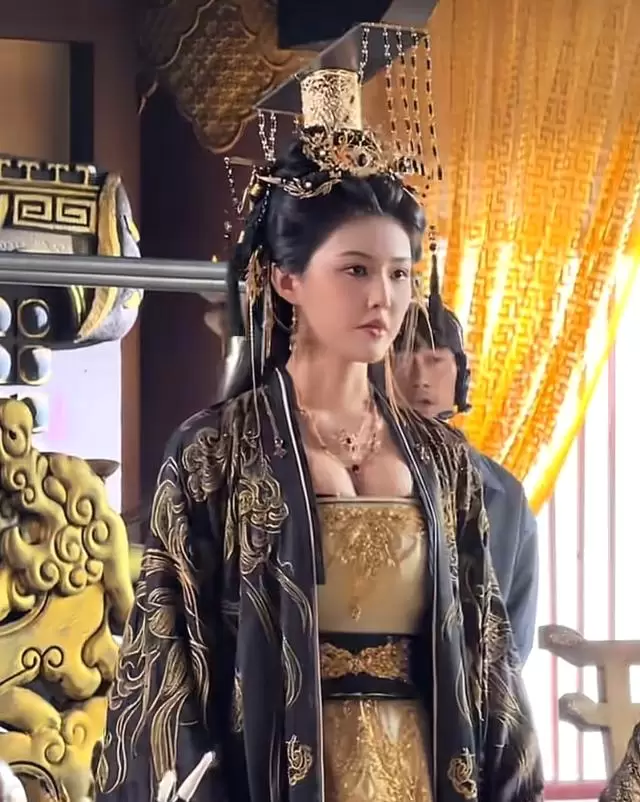 程儿出演短剧《穿书大反派2》饰黑化女帝萧令月 | 资讯配图 程儿出演短剧《穿书大反派2》饰黑化女帝萧令月 | 资讯配图